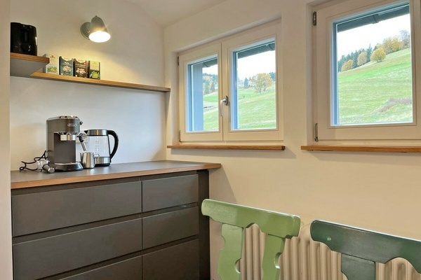 Blick ins Gr�ne und K�chenzeile mit Kaffemaschine, Wasserkocher, Toaster ...